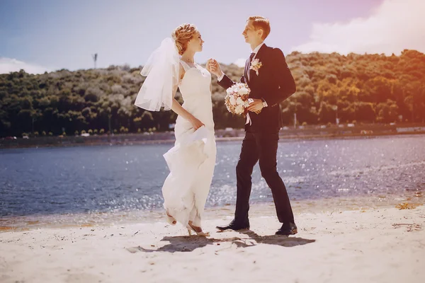 Pareja en la playa del lago — Foto de Stock