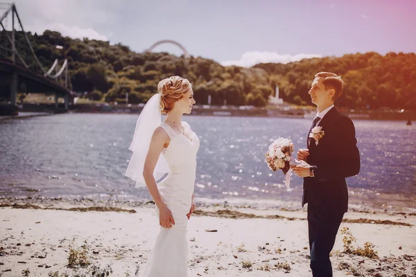 Pareja en la playa del lago — Foto de Stock