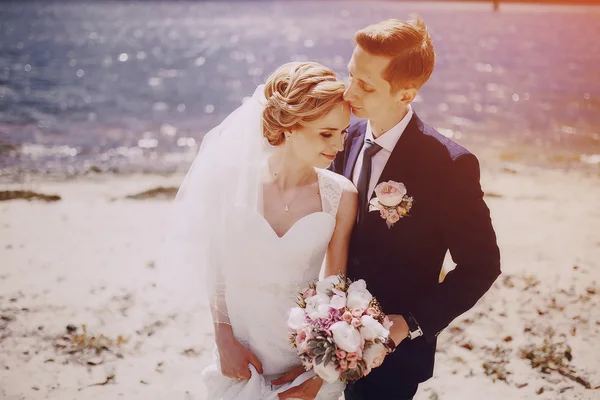 Pareja en la playa del lago — Foto de Stock