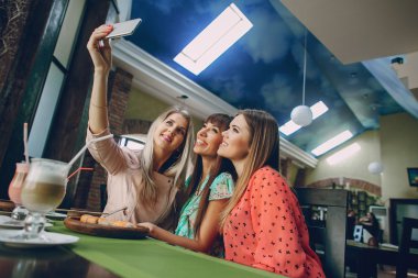 Kızlar telefonları ile