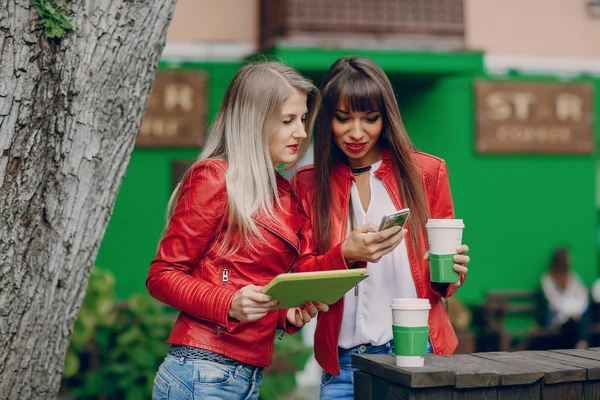 Meisjes met telefoon — Stockfoto