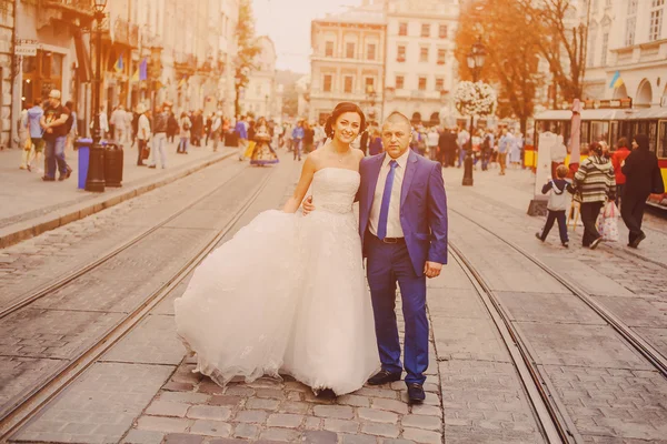 Γαμήλιο ζεύγος περπάτημα — Φωτογραφία Αρχείου