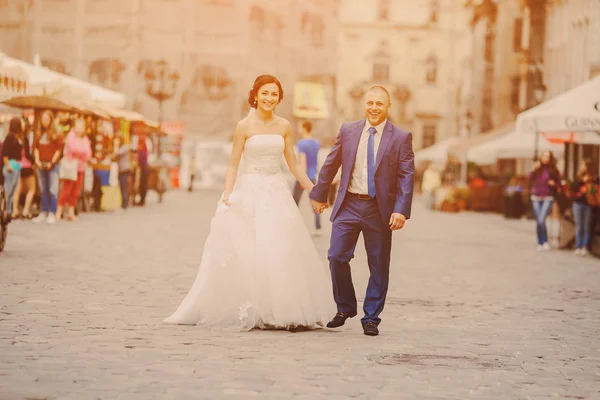 Casamento casal andando — Fotografia de Stock