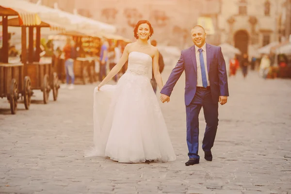 Hochzeitspaar zu Fuß — Stockfoto