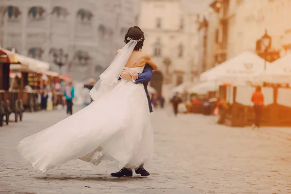 Hochzeitspaar zu Fuß — Stockfoto