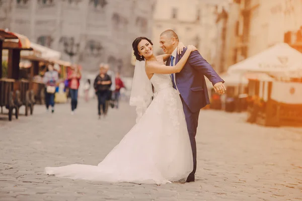 Wedding couple walking — Stock Photo, Image