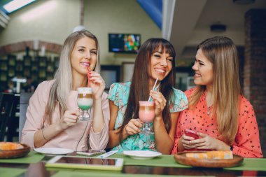 Kızlar telefonları ile