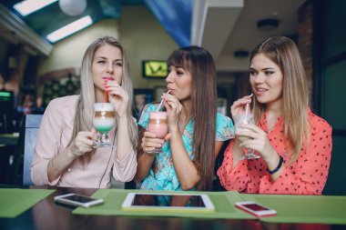 Kızlar telefonları ile