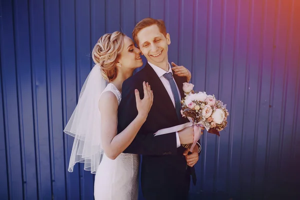 Casal na praia do lago — Fotografia de Stock