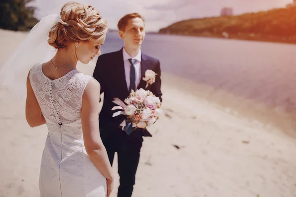 Couple on the lake beach — Stock Photo, Image