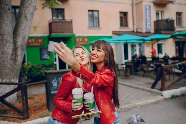 Chicas con teléfono — Foto de Stock