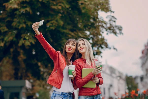 Meisjes met telefoon — Stockfoto