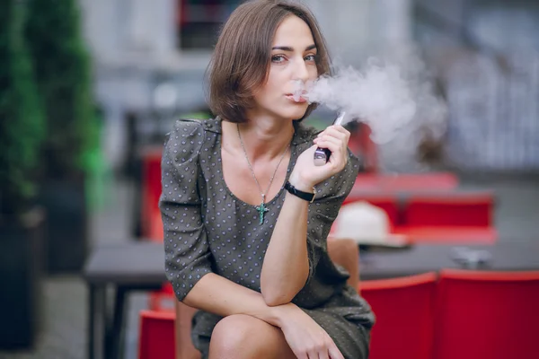 Dívka s e cigaretou — Stock fotografie