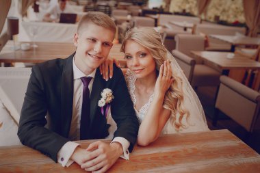 bir kafede oturan Çift