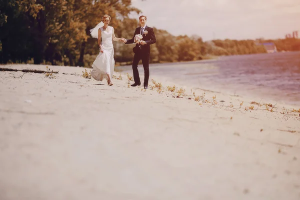 Couple on the lake beach — Stock Photo, Image