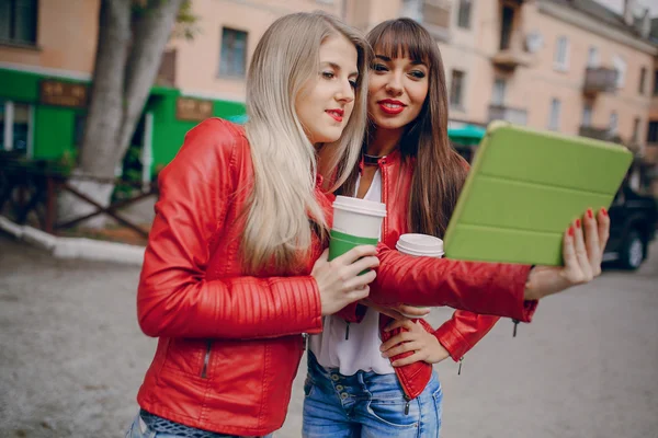 Ragazze con telefono — Foto Stock