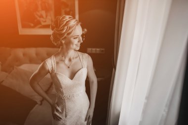 Günaydın gelin otel odasında.