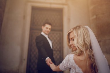 Altın sonbahar doğada yürüyüş gelin