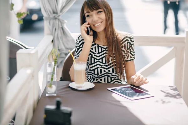 Meisje met telefoon — Stockfoto