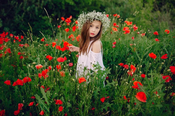 Linda menina posando em uma coroa de saia de papoilas — Fotografia de Stock