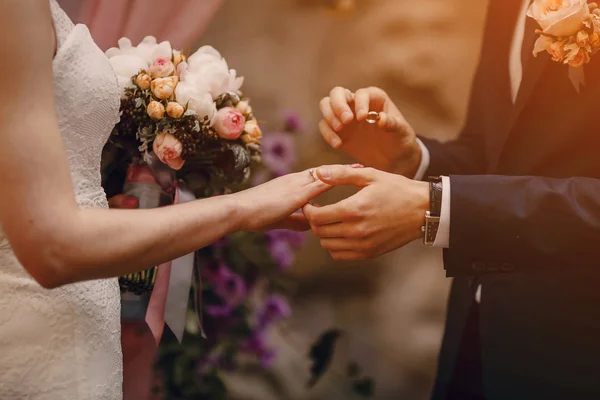 Cerimónia desgaste RING — Fotografia de Stock