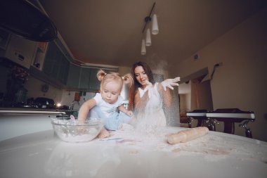 Anne ve kızı mutfakta.