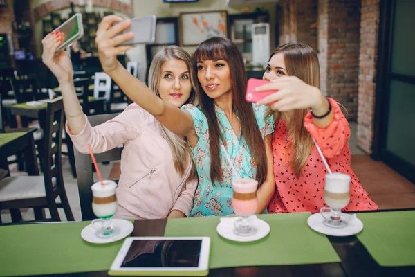 Chicas con teléfonos —  Fotos de Stock