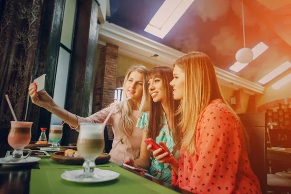 Filles avec des téléphones — Photo