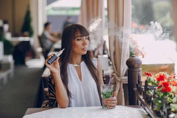 Girn in cafe with E-Cigarette — Stock Photo, Image