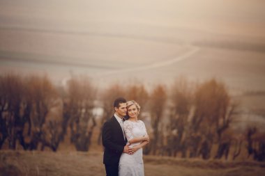 Altın sonbahar doğada yürüyüş gelin