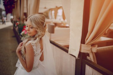 bir kafede oturan Çift