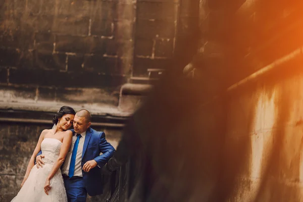 Casamento casal andando — Fotografia de Stock