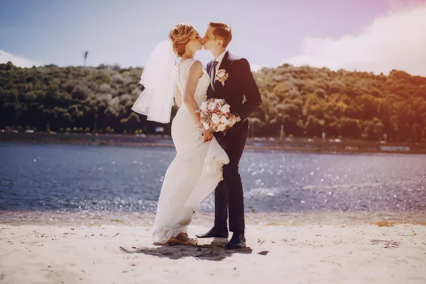 Couple on the lake beach — Stock Photo, Image