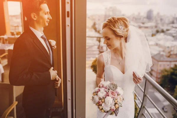 Hochzeit schönes blondes Paar im Restaurant — Stockfoto