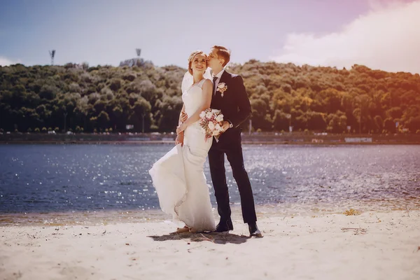 Couple on the lake beach — Stock Photo, Image
