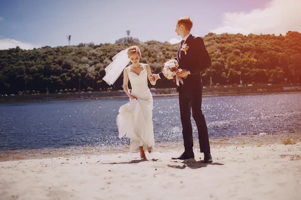 Casal na praia do lago — Fotografia de Stock