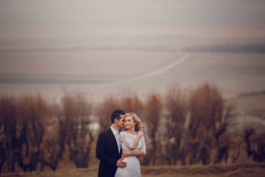 Altın sonbahar doğada yürüyüş gelin