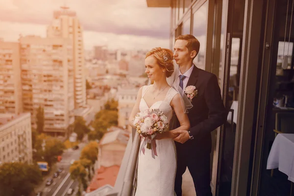 Prachtige blond paar in restaurant bruiloft — Stockfoto