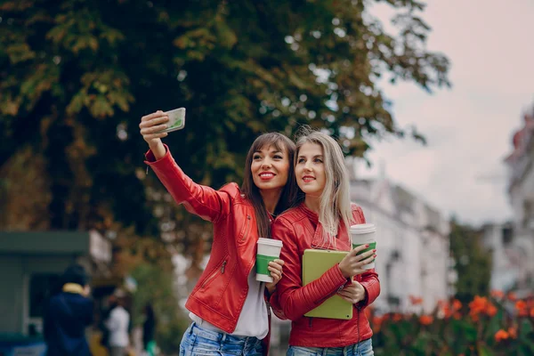 Chicas con teléfono —  Fotos de Stock