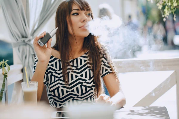 Girn in cafe with E-Cigarette — Stock Photo, Image