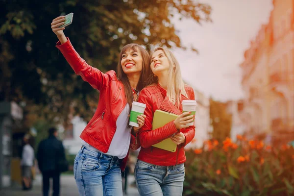 Flickor med telefonen — Stockfoto