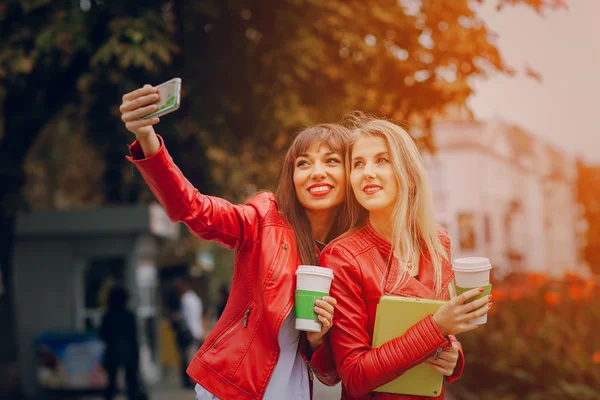 Girls with phone — Stock Photo, Image