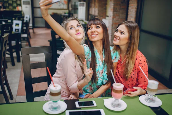 Chicas con teléfonos —  Fotos de Stock