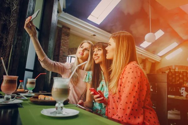 Chicas con teléfonos — Foto de Stock