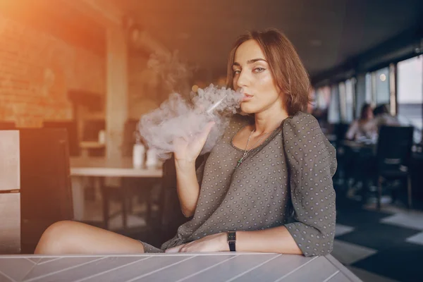 Dívka s e cigaretou — Stock fotografie