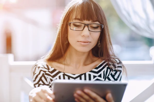 Girl with phone — Stock Photo, Image