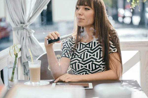 Girn v kavárně s E-cigaretou — Stock fotografie
