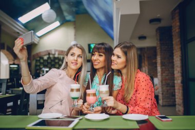 Kızlar telefonları ile