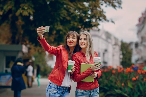 Meisjes met telefoon — Stockfoto