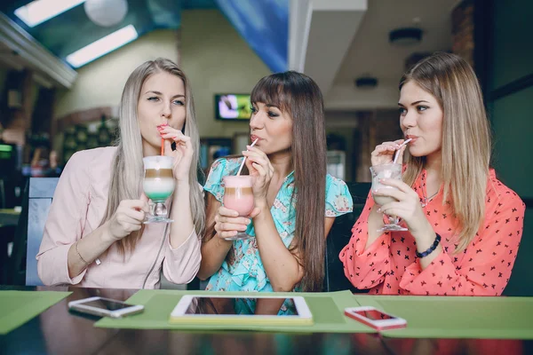 Kızlar telefonları ile